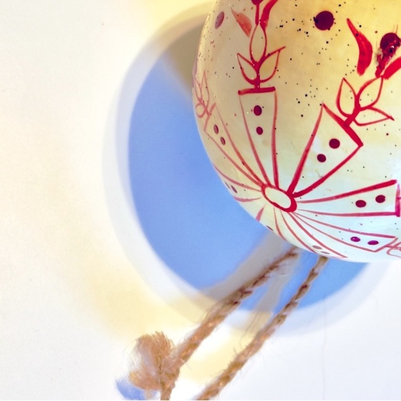 VINTAGE 3” Hand Painted Farmhouse Christmas Tree Ornament - Red & Ivory Cream - Picture 4 of 11